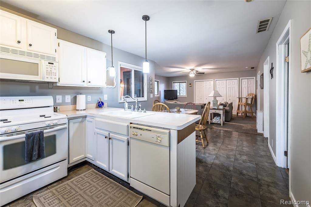 Howell, MI 48843 8518,1223 Boulevard Drive