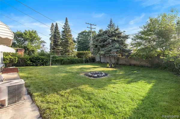 Warren, MI 48092 2228,29405 Van Laan Drive