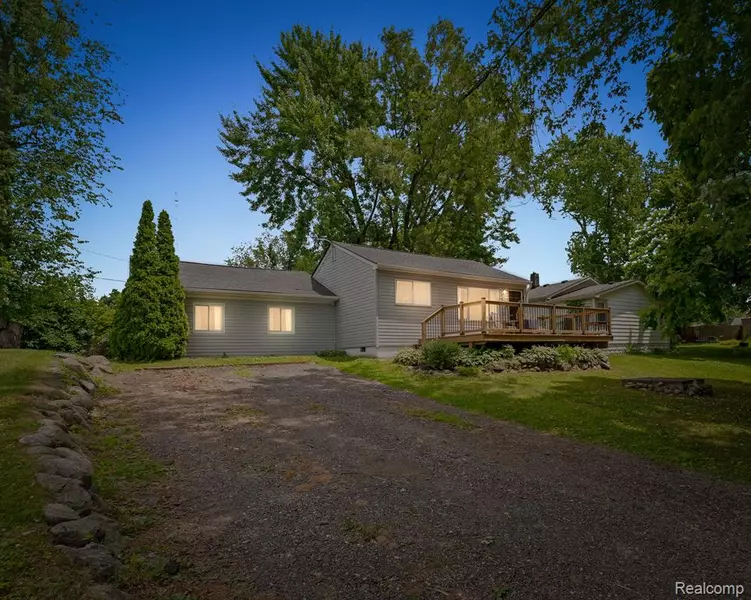 4860 Lindholm Drive, White Lake, MI 48383 1562