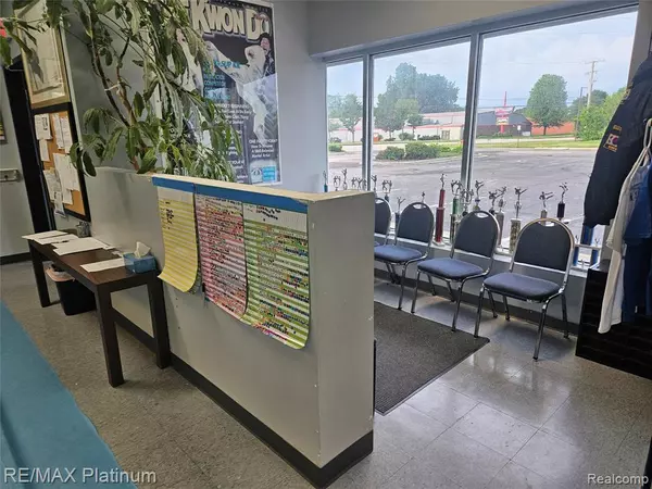 Brighton, MI 48114 9398,6936 Grand River Road