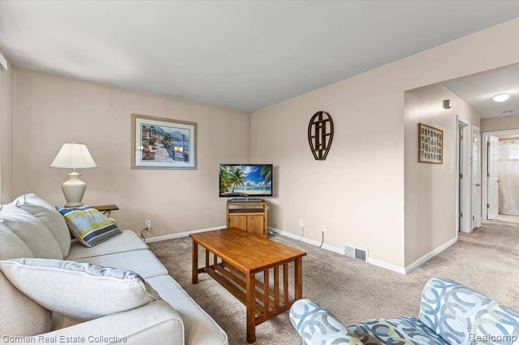 Clawson, MI 48017 1245,124 Elmsford Drive