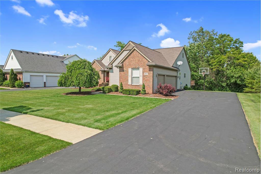 Howell, MI 48843 7183,1267 Chemung Forest Drive