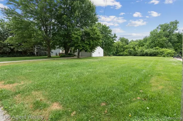 Sterling Heights, MI 48310 3519,37337 Curwood Drive