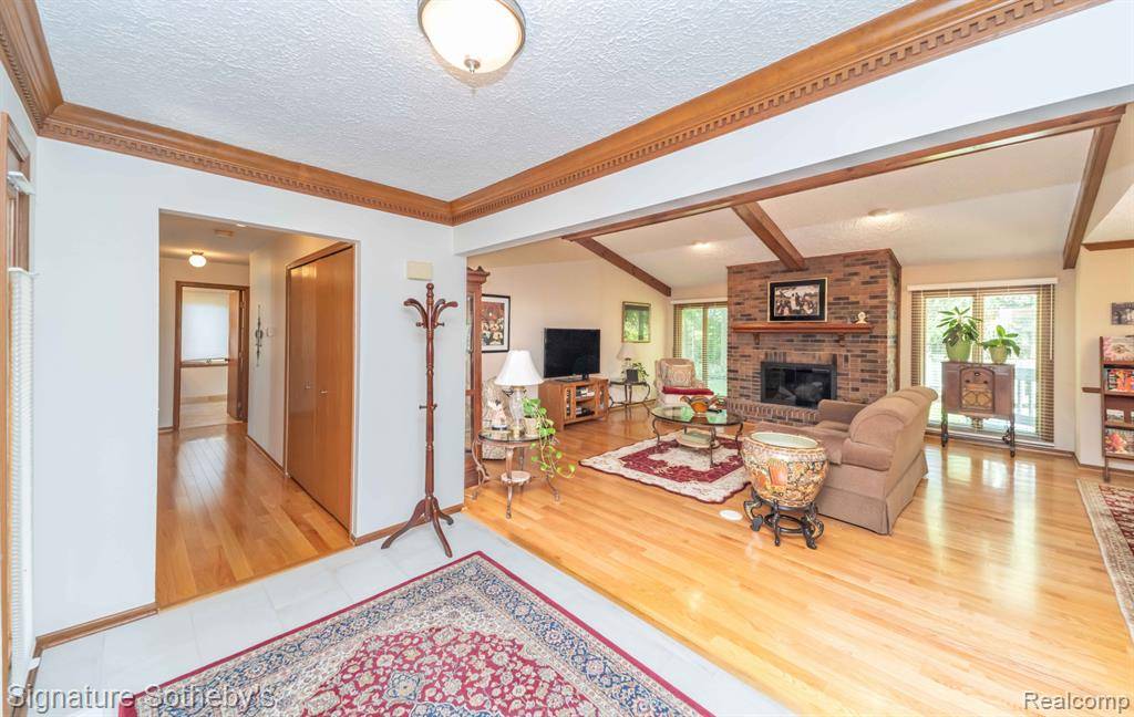 Farmington, MI 48335 1153,25759 Hunt Club Boulevard