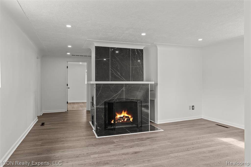 Shelby Twp, MI 48066 4605,30350 Normal Street