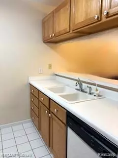 Fenton, MI 48430 8884,12484 Saint Andrews Way
