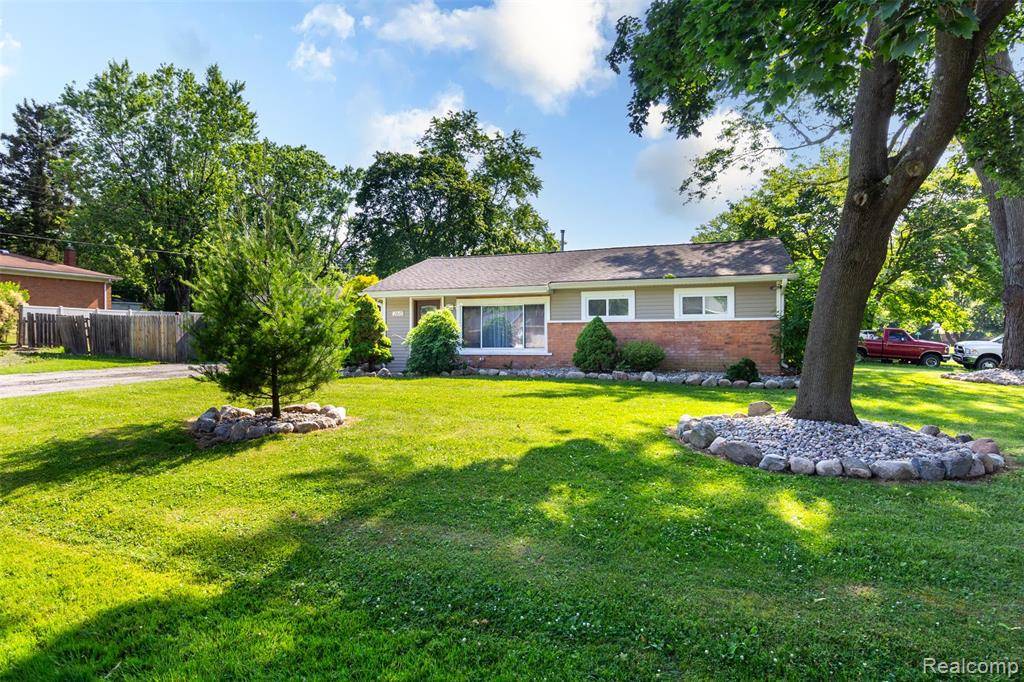Waterford, MI 48328 2527,260 Lorberta Lane