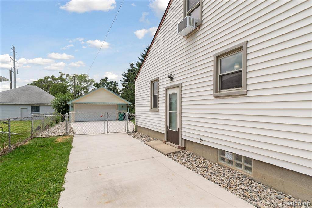 Wyandotte, MI 48192 7218,1766 Cora Street