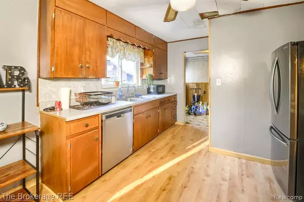 Flint, MI 48506 1039,4455 Burgundy Drive