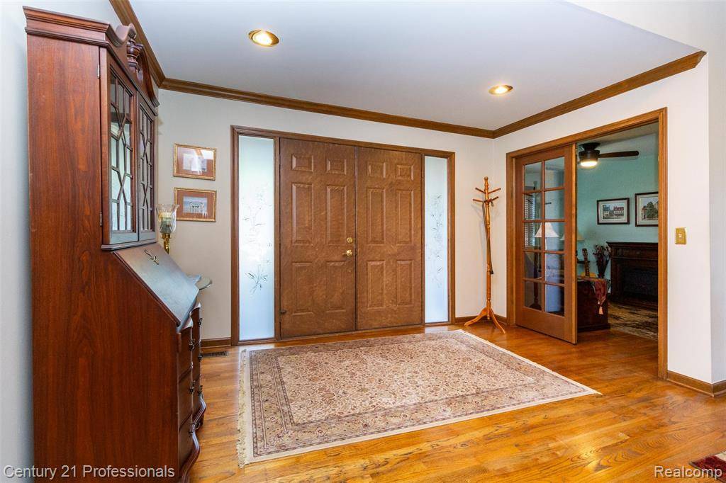 Shelby Twp, MI 48317 2117,6626 Lake Pointe