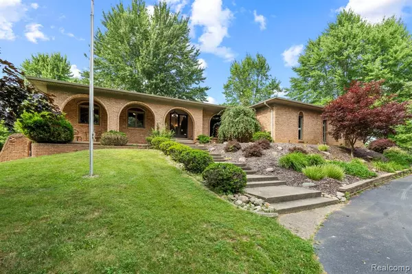 945 E Gunn Road, Rochester, MI 48306 1909