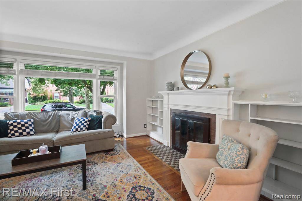 Grosse Pointe Farms, MI 48230 1202,324 Fisher Road
