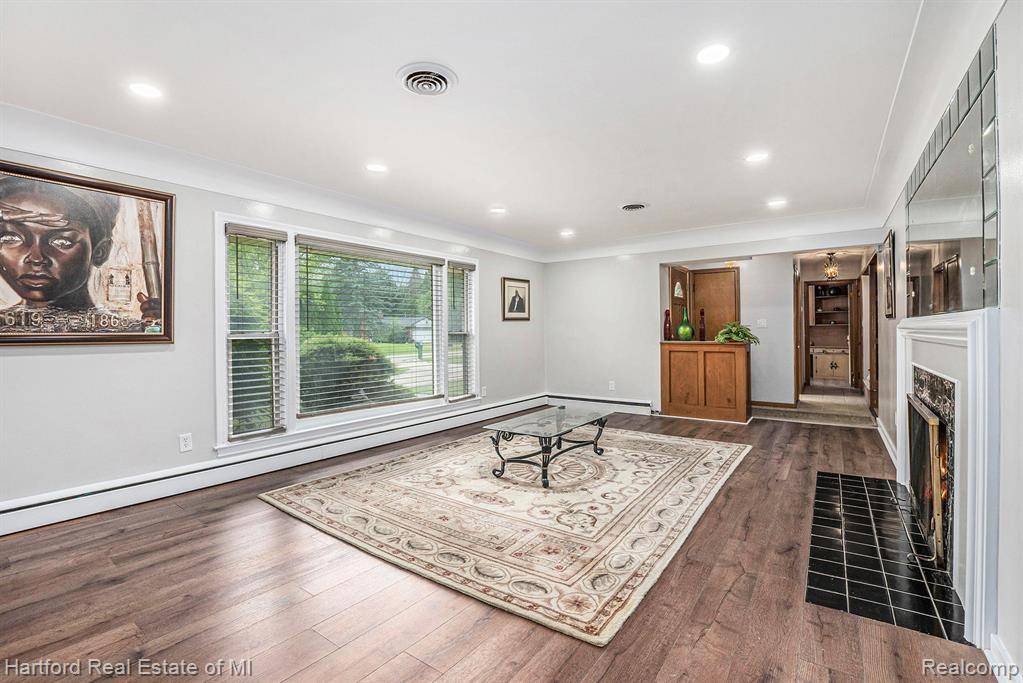 Southfield, MI 48076 4460,19100 Coral Gables Street