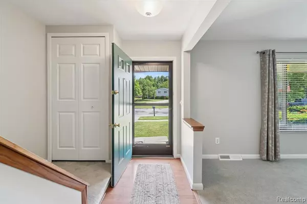Waterford, MI 48329 3115,6169 Barker Circle