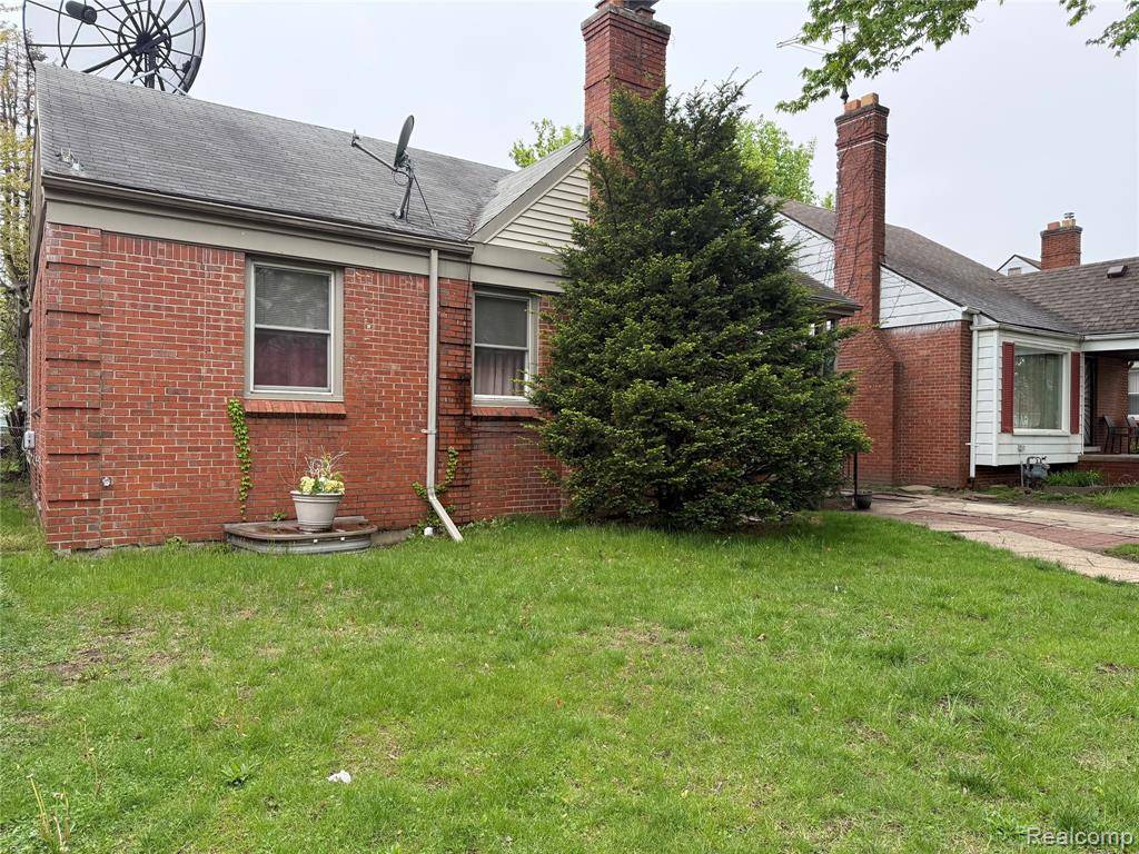 10035 Bramell, Redford, MI 48239 1370