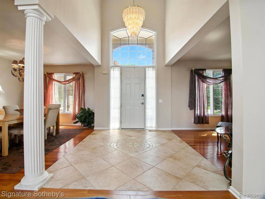 Shelby Twp, MI 48316 5348,55397 Apple Lane