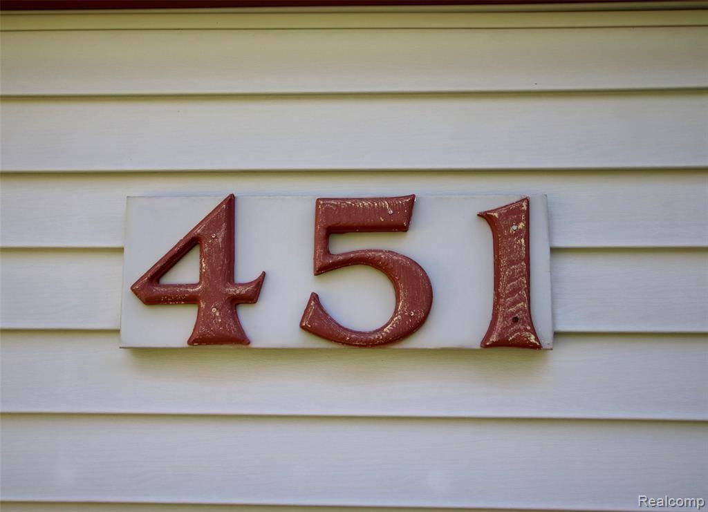 Waterford, MI 48327 3827,451 S Hospital Road