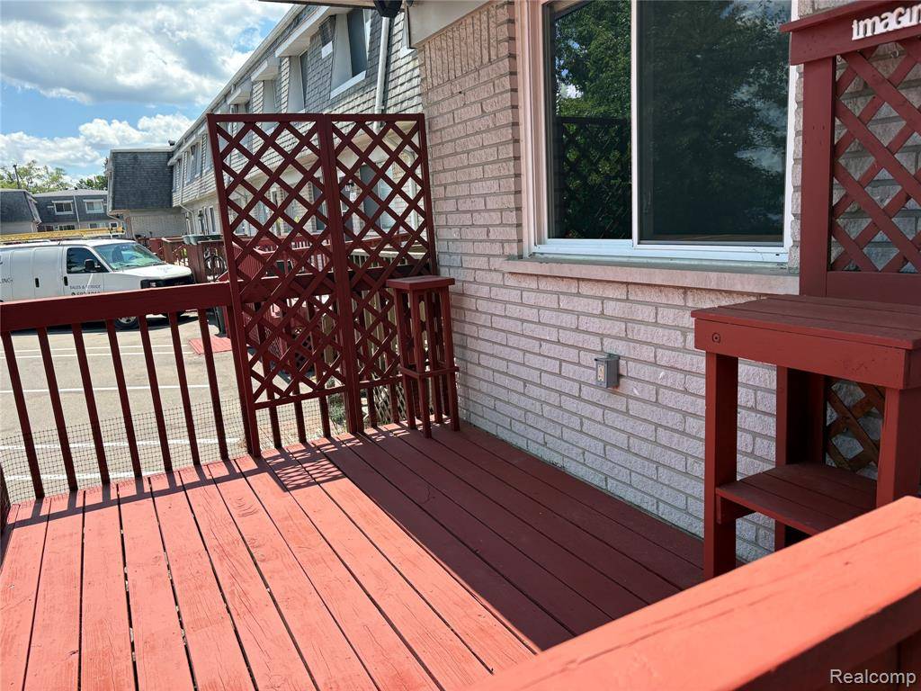 Walled Lake, MI 48390 3333,152 Ladd Road