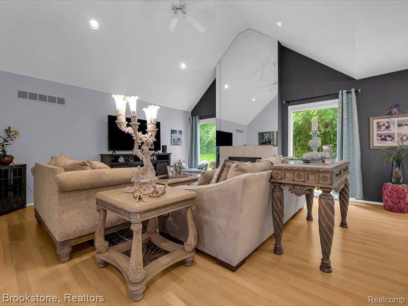 West Bloomfield, MI 48323 3420,5348 Fairway Court
