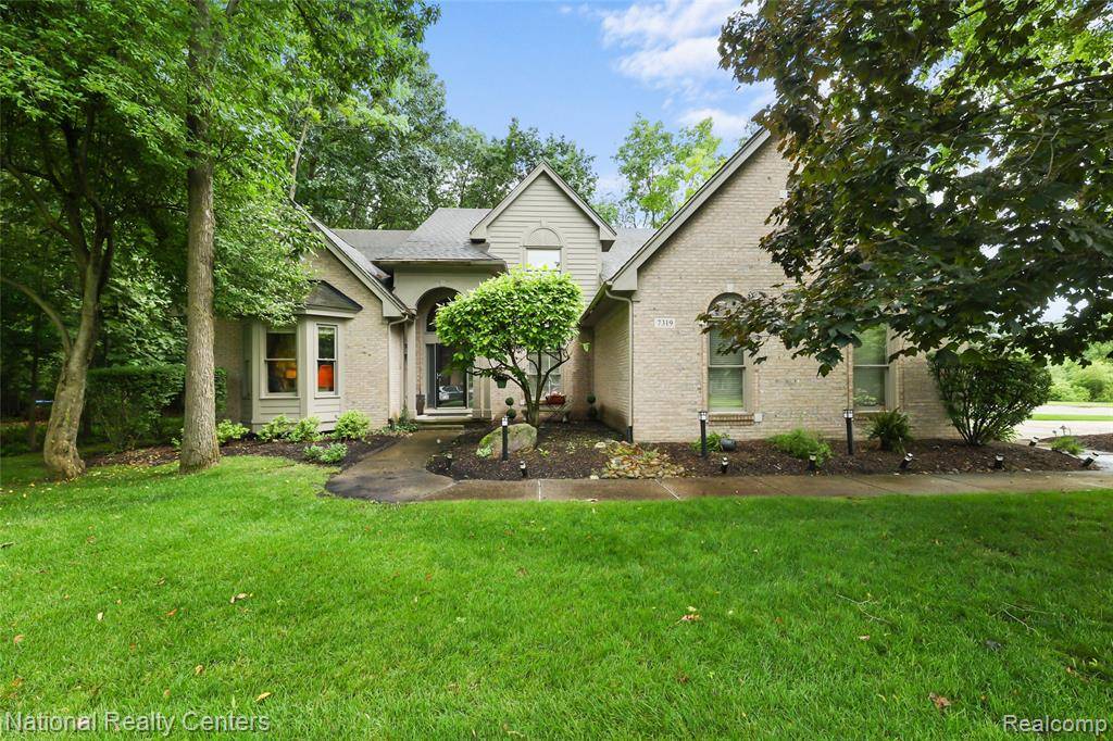 West Bloomfield, MI 48323 2074,7319 Autumn Hill Drive