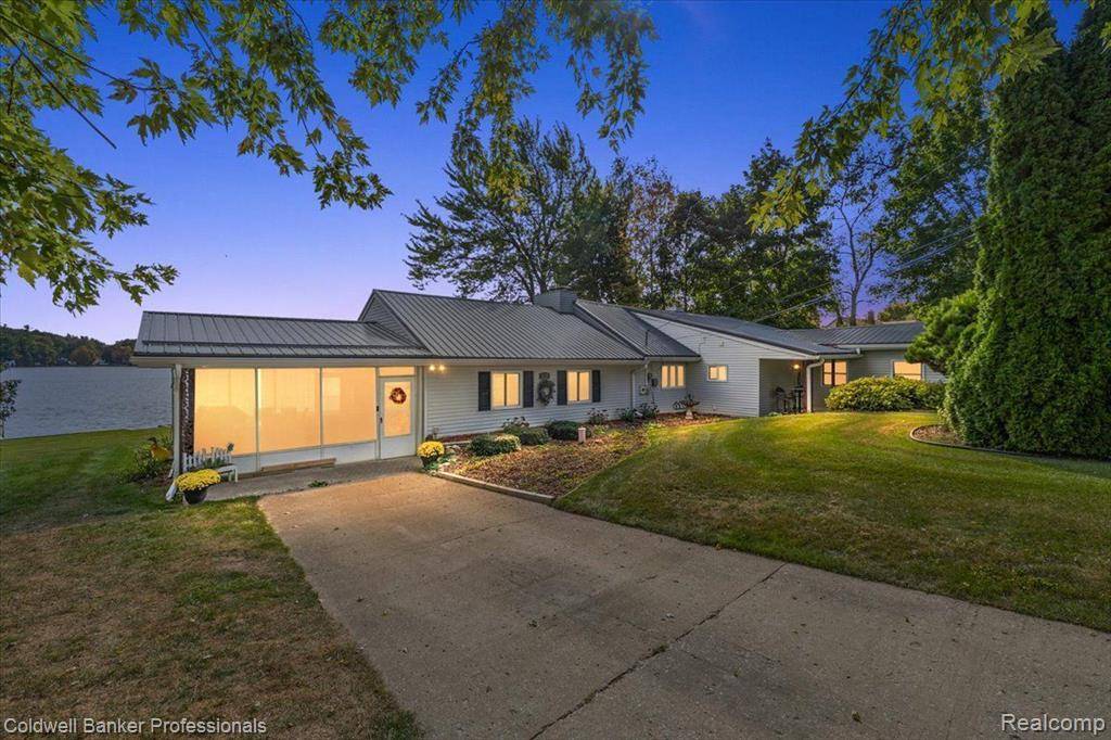 426 PENINSULA Drive, Columbiaville, MI 48421 9774