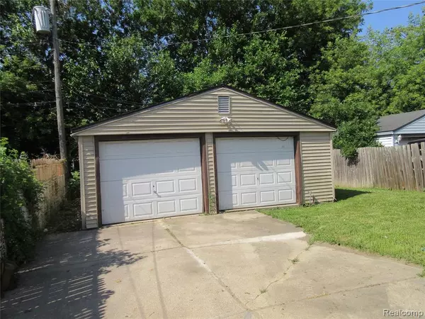 Harper Woods, MI 48225 2110,18532 Roscommon Street