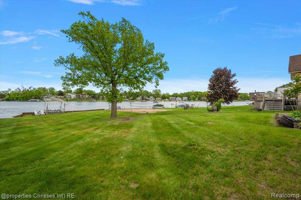 Walled Lake, MI 48390 2367,600 Wolverine Drive