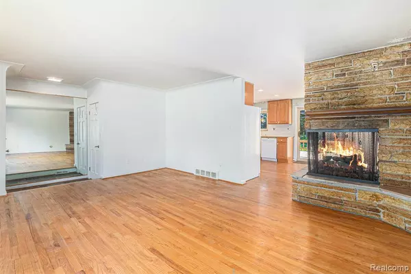 Waterford, MI 48329 3335,5559 Pleasant Drive