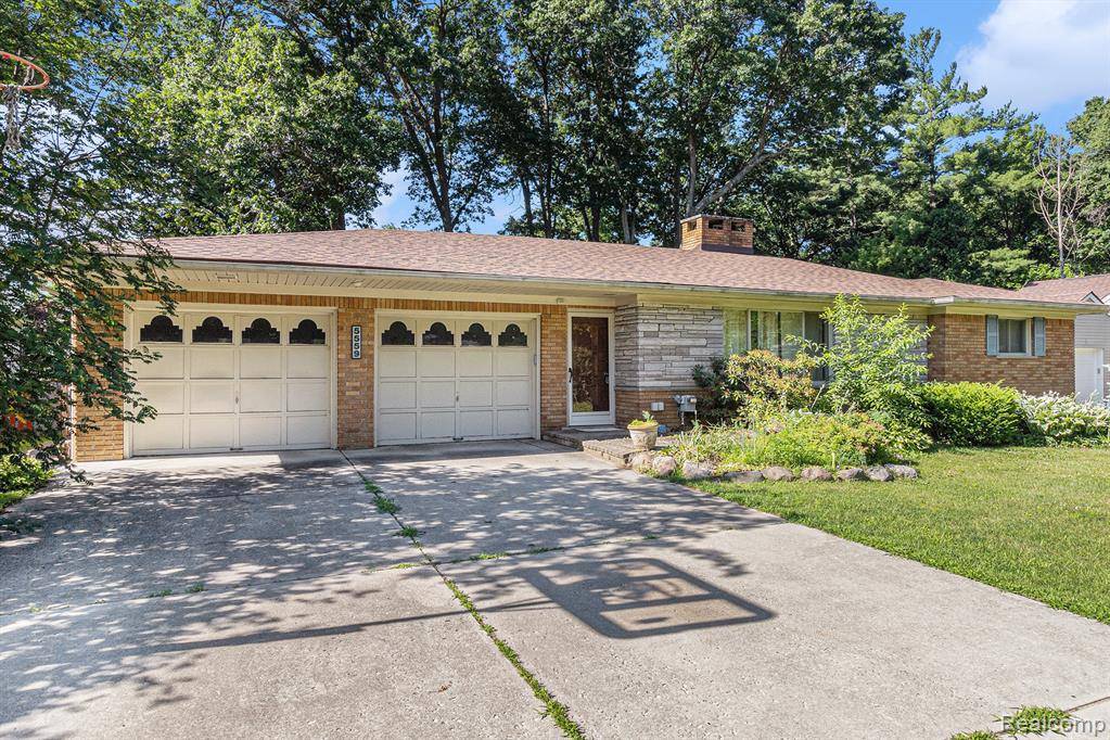 Waterford, MI 48329 3335,5559 Pleasant Drive