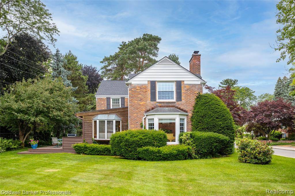 Grosse Pointe Shores, MI 48236,17 Colonial Road