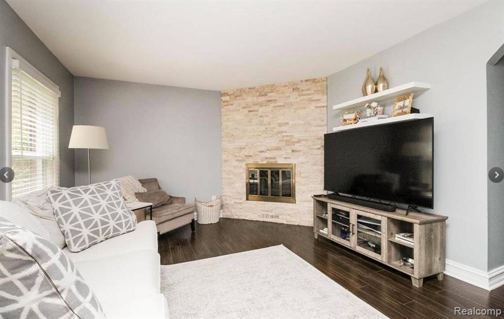 Bloomfield Hills, MI 48009 7266,2261 Dunstable Road