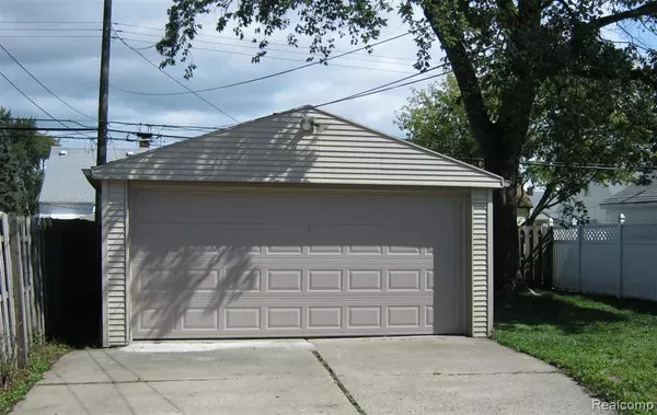 Eastpointe, MI 48021 2534,22034 lambrecht Avenue