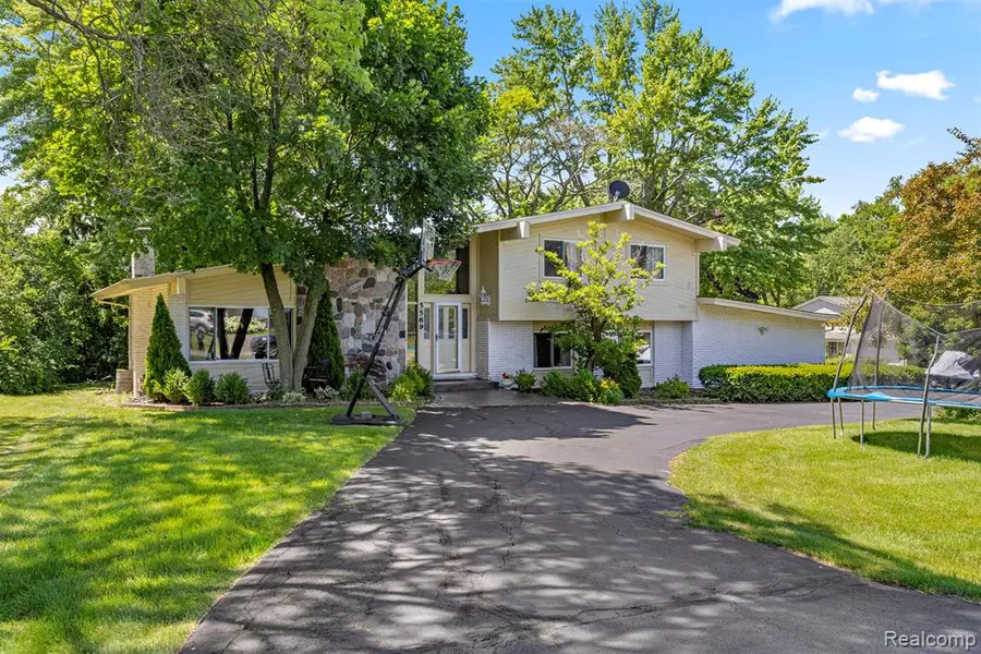 5589 Pembury, West Bloomfield, MI 48322 4012