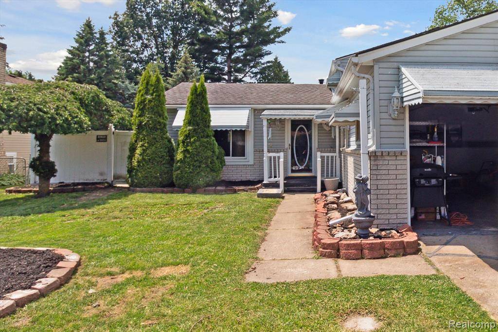 Harrison Twp, MI 48045 1715,39529 Camp Street