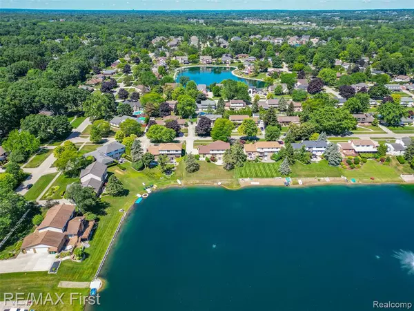 Shelby Twp, MI 48315 1220,54158 Blue Cloud Drive