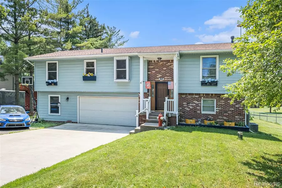2029 N Long Lake Road, Fenton, MI 48430 8809