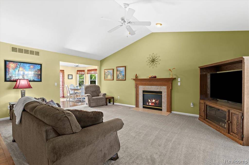 Fenton, MI 48430 8434,12366 Orchard Wood Drive