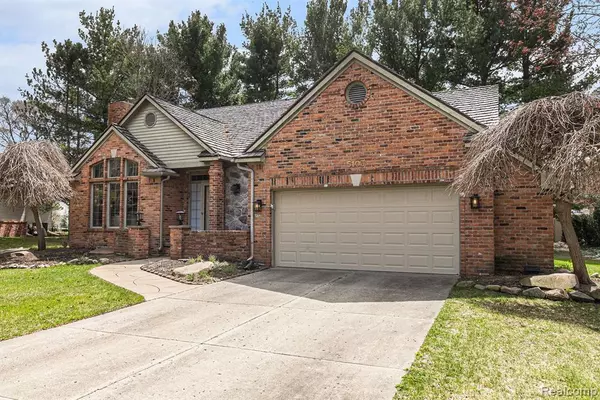 Fenton, MI 48430 8955,5103 Coachlight Drive