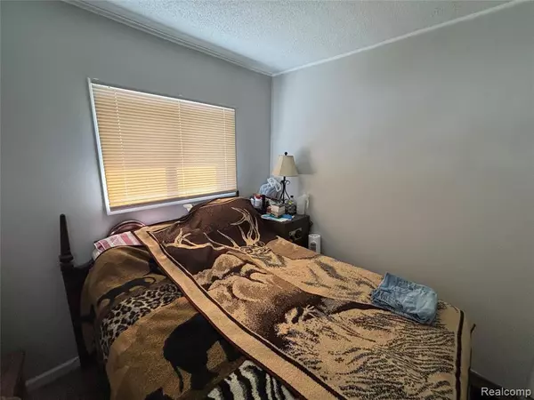 Mount Clemens, MI 48043 2431,130 Meadle Street
