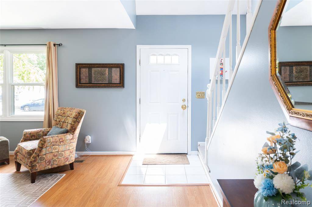 Saint Clair Shores, MI 48080 1991,22706 Clairwood Street