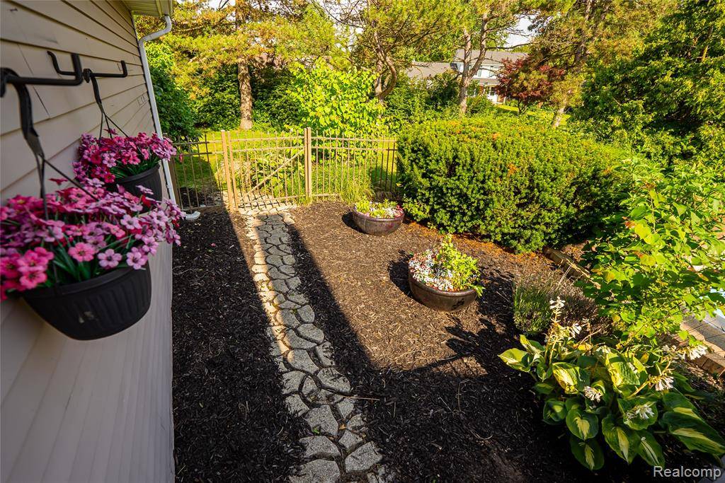 Northville, MI 48168 2002,42331 Beacontree Court