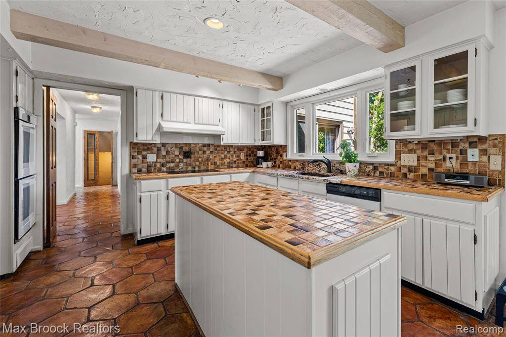 Bloomfield Hills, MI 48304 1810,2525 Crofton Court