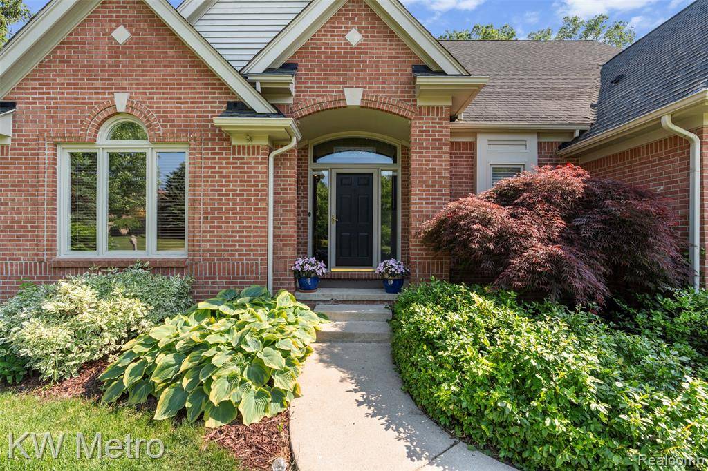 Lake Orion, MI 48359 1894,510 Roxbury Drive