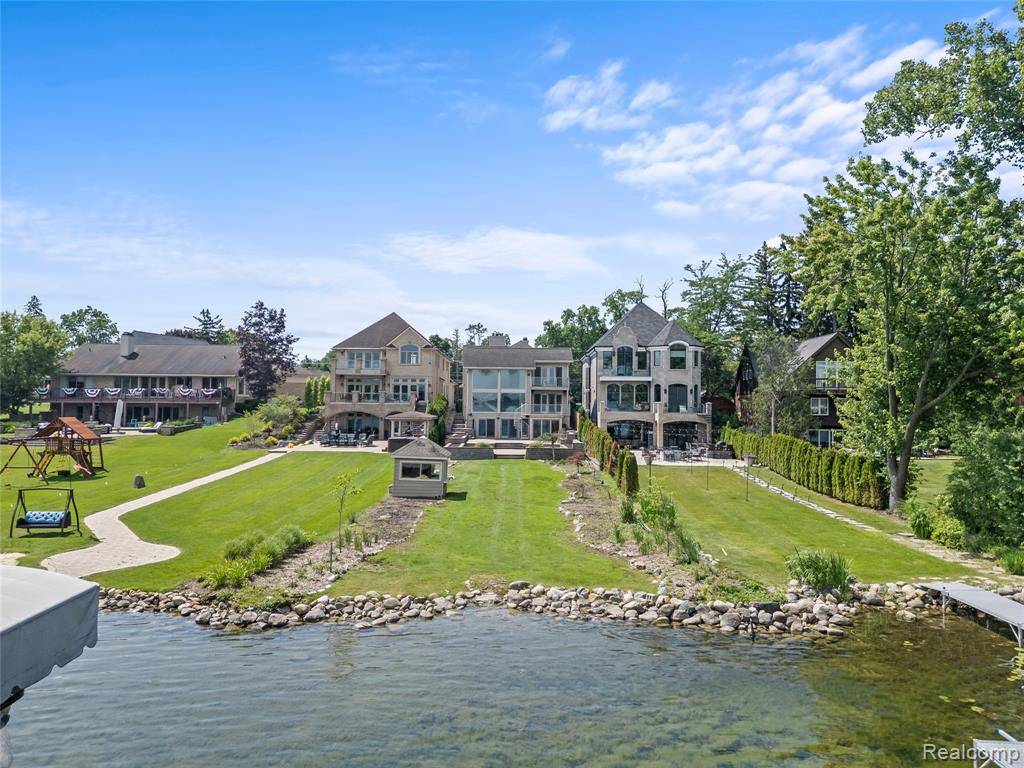2380 WALNUT LAKE Road, West Bloomfield, MI 48323 3740