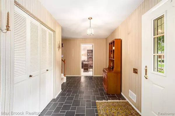Bloomfield Hills, MI 48304 3773,942 S Shady Hollow Circle