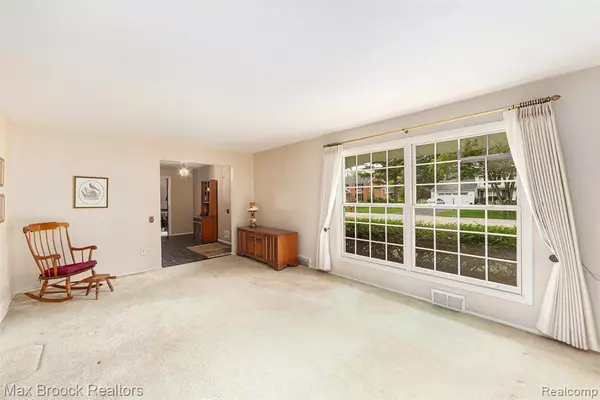 Bloomfield Hills, MI 48304 3773,942 S Shady Hollow Circle