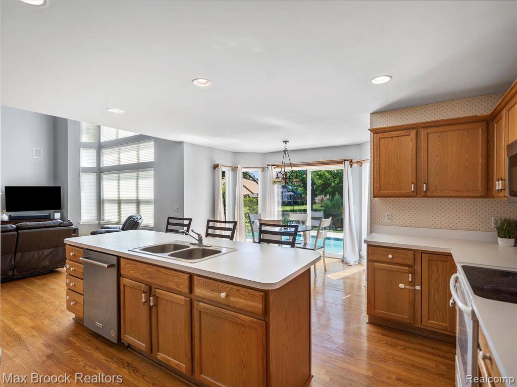 Harrison Twp, MI 48045 6021,39104 Devonshire Court