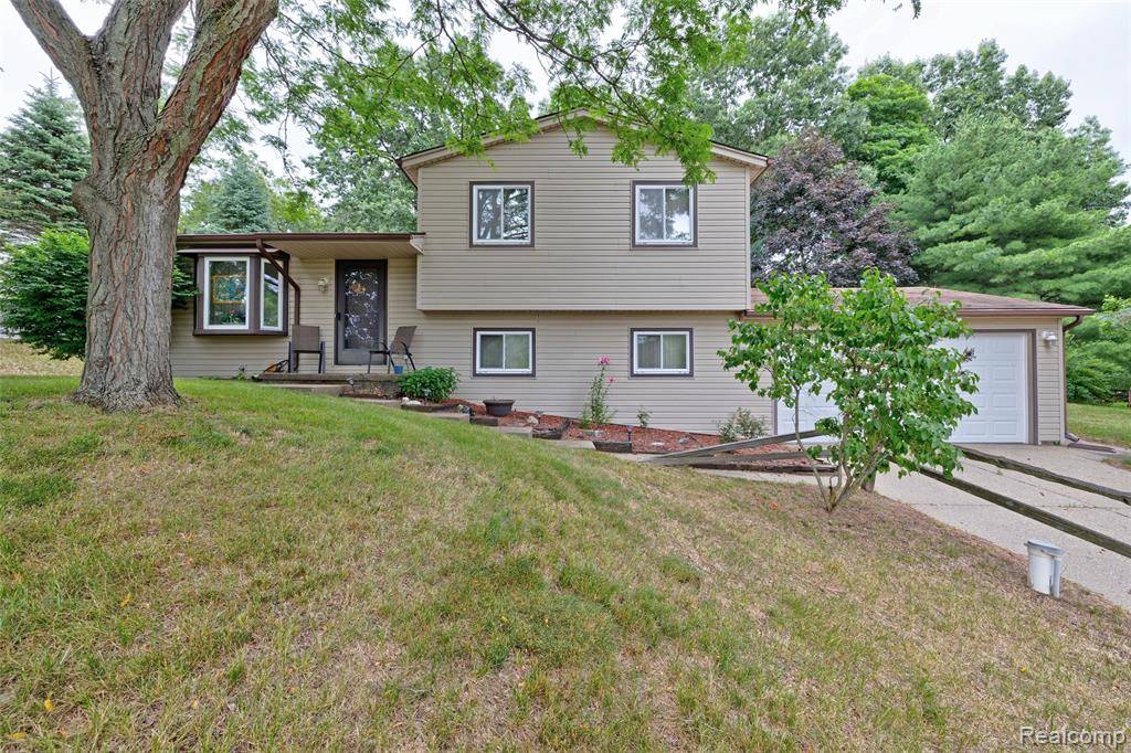 1731 Dunwoodie Street, Ortonville, MI 48462 8584