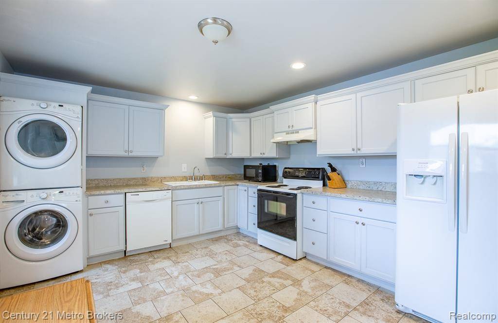 Lake Orion, MI 48359 1530,2512 Flintridge Street