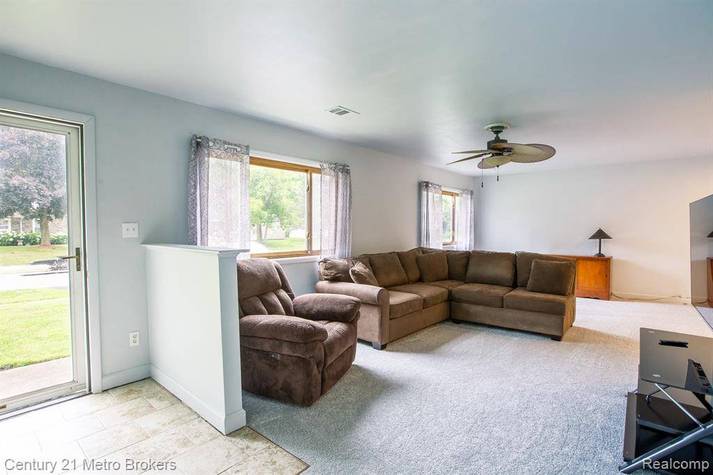 Lake Orion, MI 48359 1530,2512 Flintridge Street